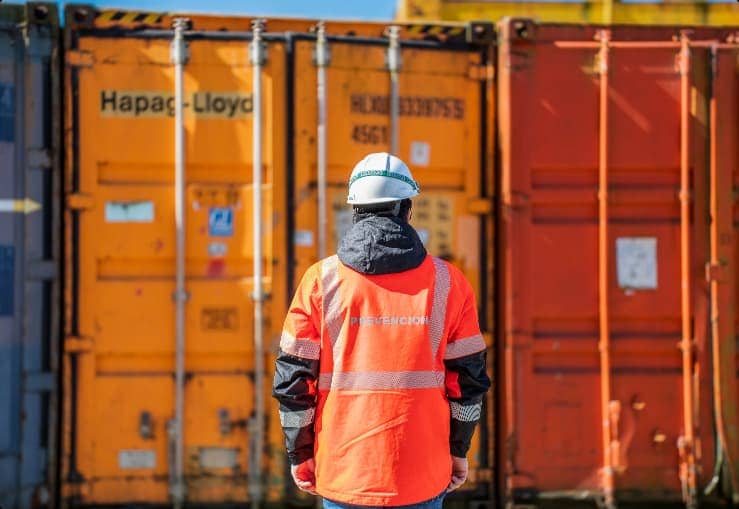 Trabajador en contenedores